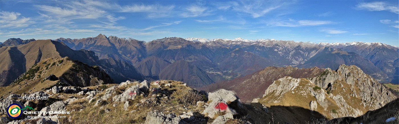 70 Dalla vetta del Venturosa verso le Orobie e le Alpi.jpg